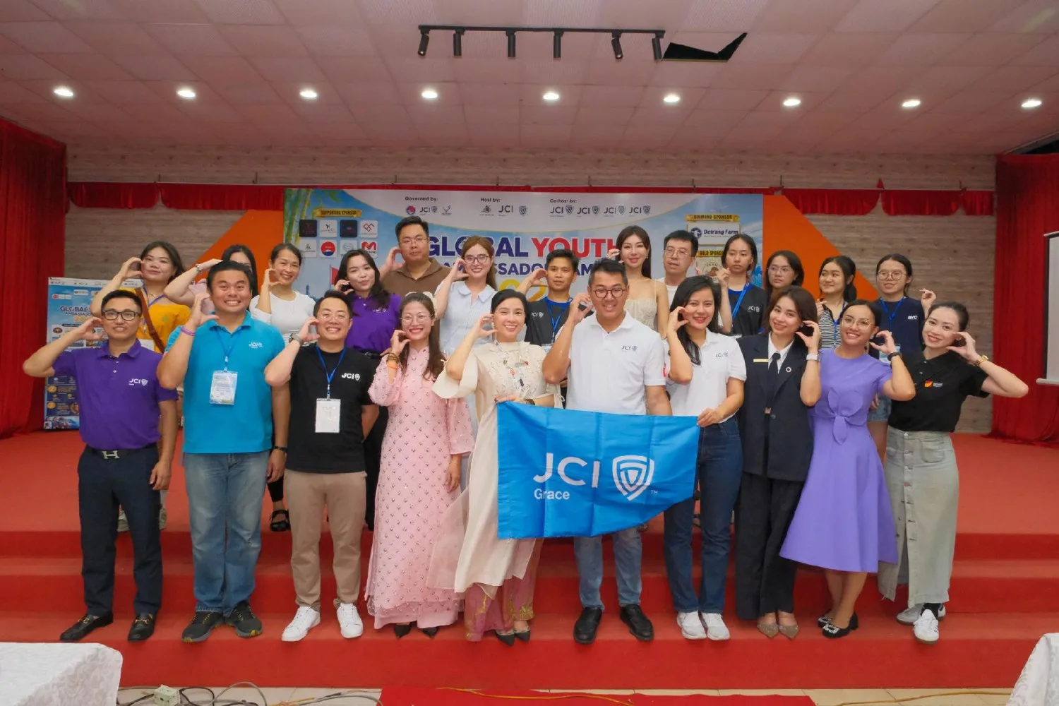 Các thành viên, huấn luyện viên và ban tổ chức tại Global Youth Ambassador Camp 2026.