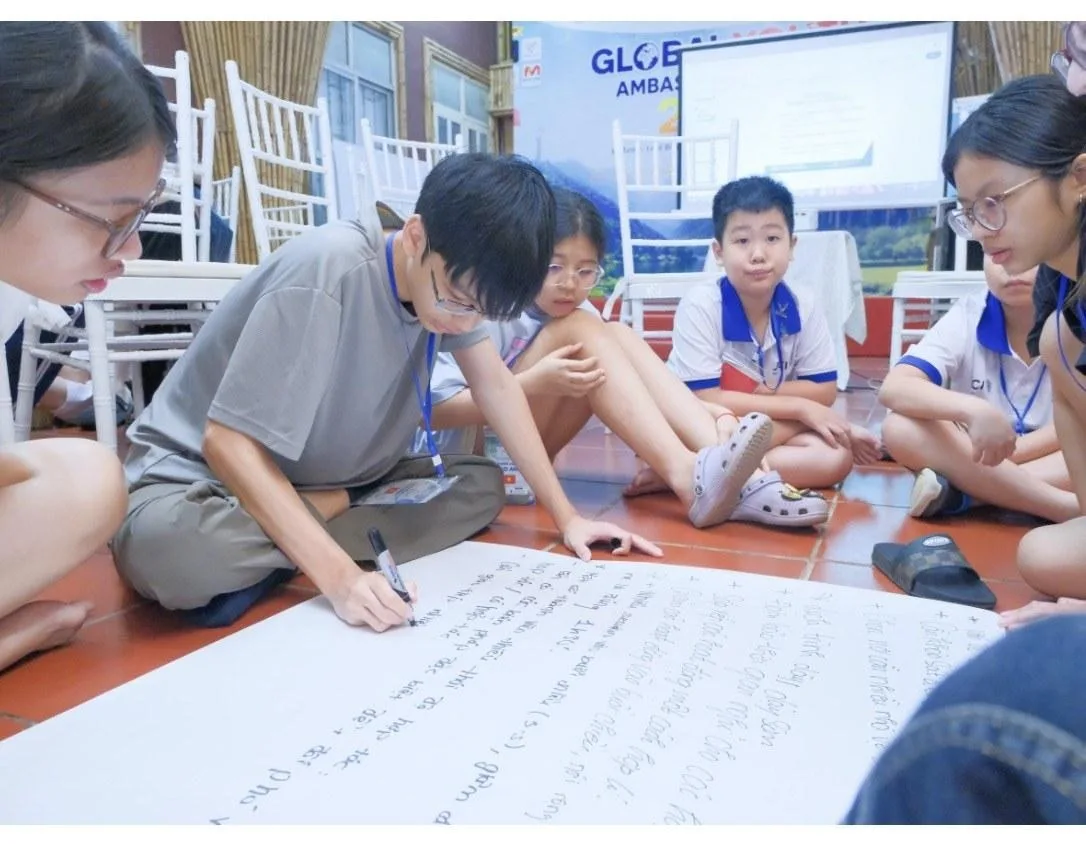 Học viên làm việc nhóm, cùng trao đổi và phát triển ý tưởng.