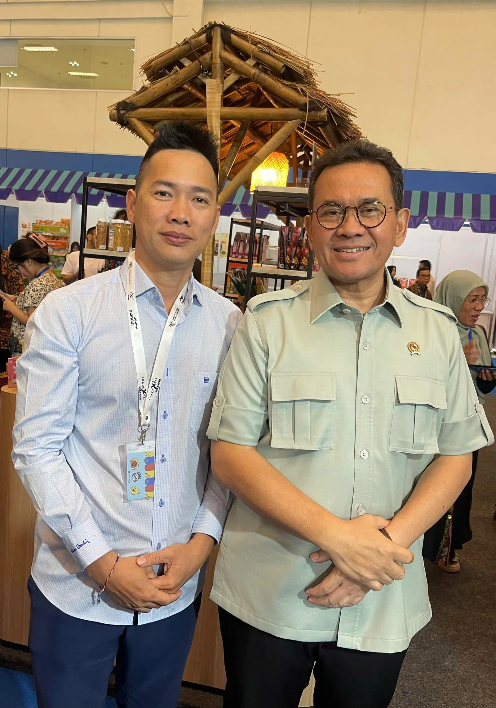 Ông Phù Minh Khánh (bên phải) chụp ảnh cùng ông Budi Santoso
Bộ trưởng Bộ Thương mại Indonesia.