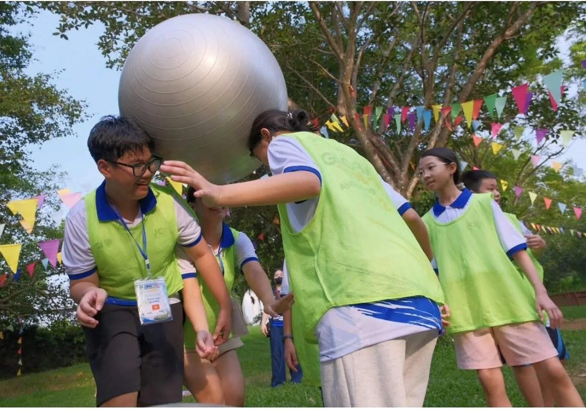 Hoạt động teambuilding giúp học viên rèn luyện khả năng phối hợp và kết nối.
