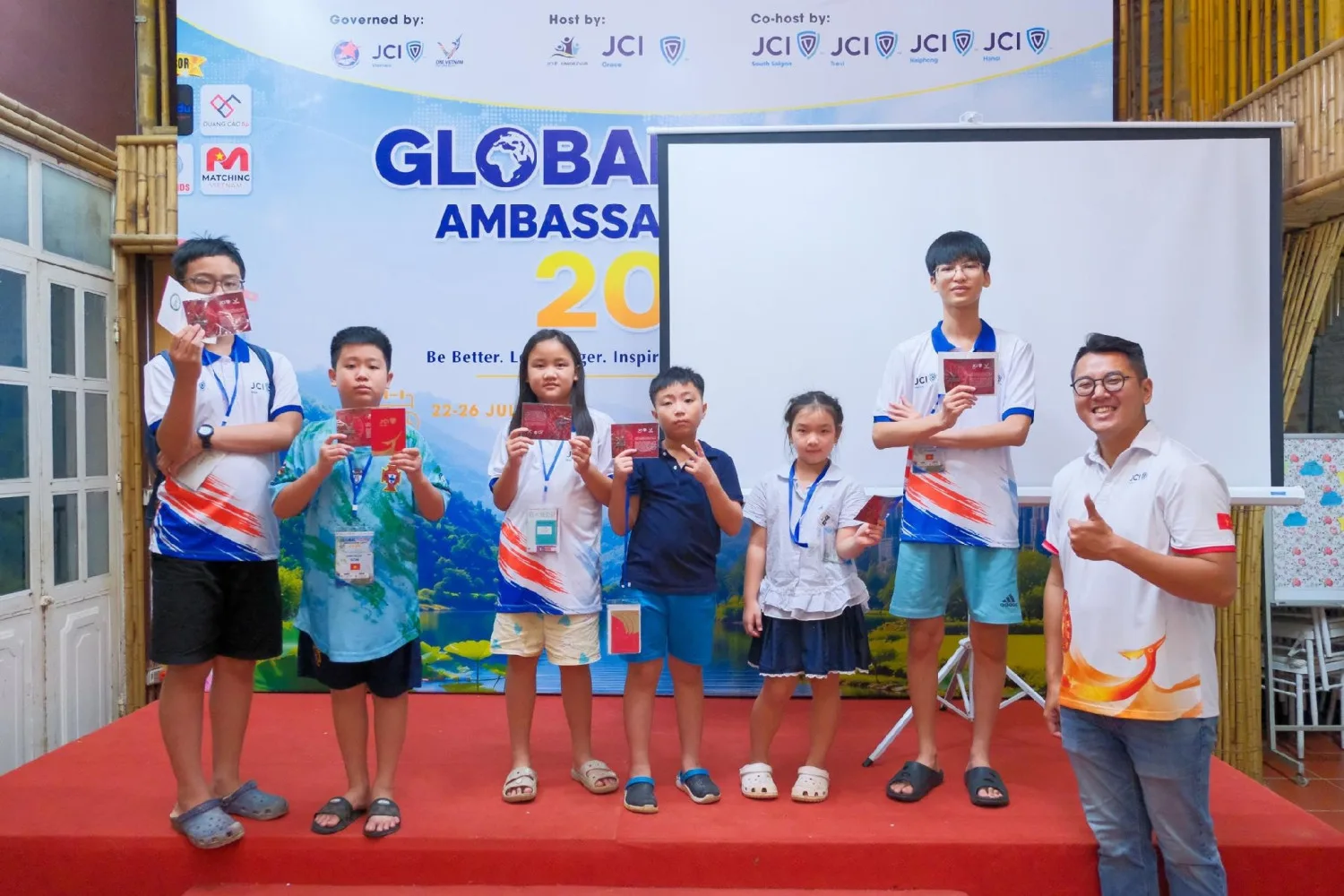 Các học viên được ghi nhận tại lễ tổng kết chương trình.