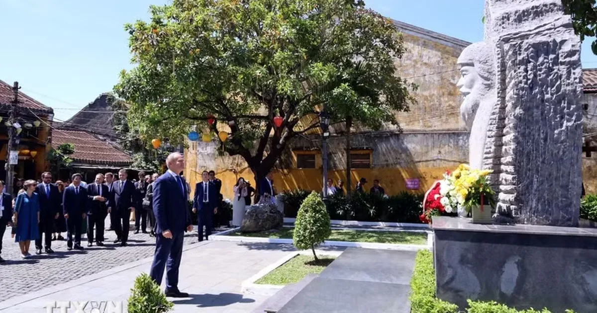 Thủ tướng Ba Lan Donald Tusk thăm phố cổ Hội An