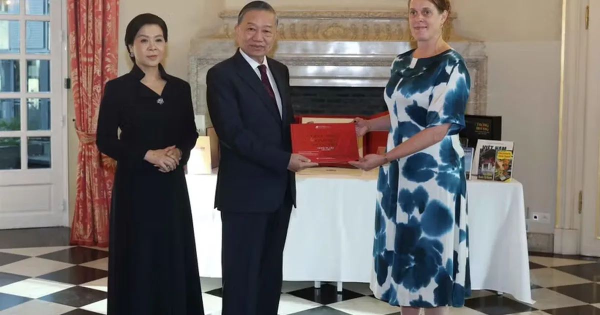 Tổng Bí thư, Chủ tịch nước Tô Lâm và Phu nhân thăm, tặng sách cho Thư viện Hoàng gia Bỉ